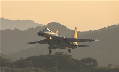 近日，空軍某部開展飛行訓練。李  凱攝