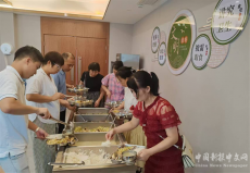 祁東縣洪橋街道：黨建引領(lǐng)“小食堂”吃出暖心“幸福味”